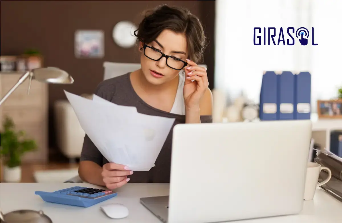 Oficina moderna en Lima sin papeles gracias a la transformación digital y firma electrónica