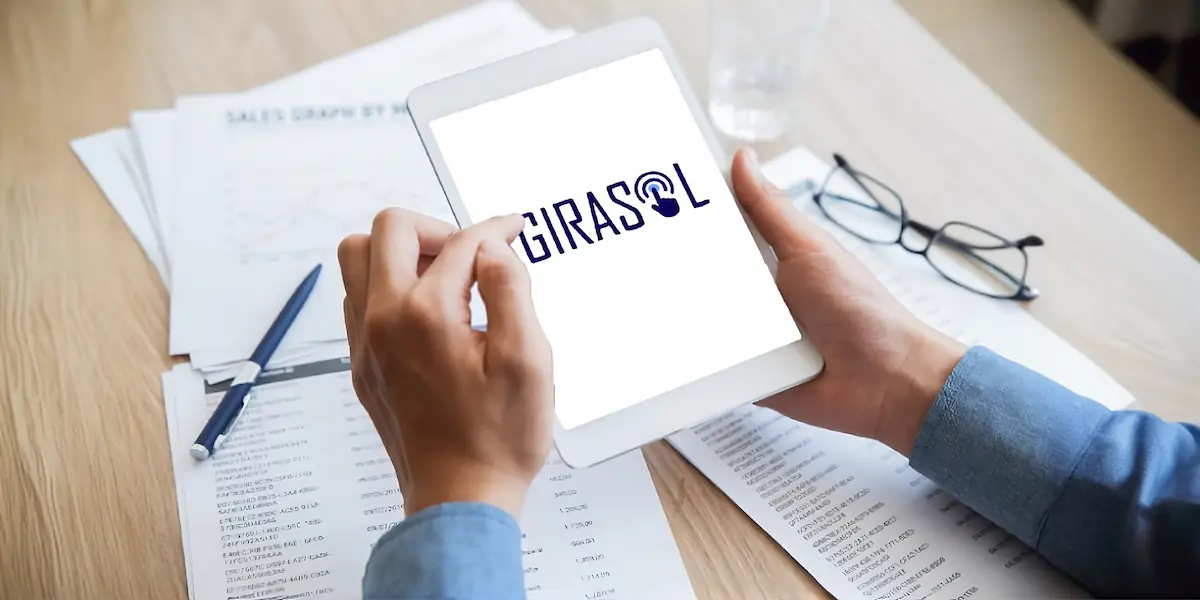 Dueño de negocio emitiendo factura electrónica SUNAT con certificado digital